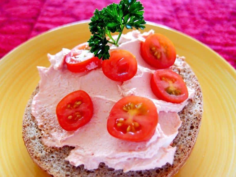 tomato cream cheese bagel